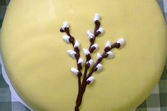 Kakku pajunkissakoristeilla