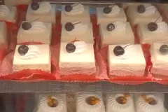 Kirsikkaleivokset-vitriinissä